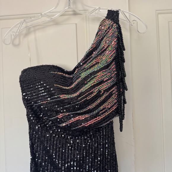 Kalinnu One Shoulder Black Sequin Gown Size 6 - Picture 11 of 13